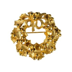 CHRISTMAS Heavy Gold Tone Detailed Metal Holly Berry Wreath Pin Brooch unmarked